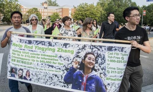 圖二：當(dāng)?shù)貢r間6月29日，美國伊利諾伊州,，章瑩穎家人和朋友在為章瑩穎舉辦的祈禱集會上,。 圖片來源：美聯(lián)社