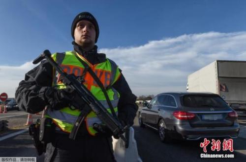 德國(guó)警察在德法邊境檢查過(guò)往車(chē)輛,，搜查柏林圣誕市場(chǎng)卡車(chē)恐襲疑犯。