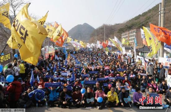 當(dāng)?shù)貢r間2017年3月18日,，韓國星州郡，民眾集會抗議,，要求取消部署“薩德”,。