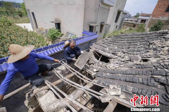 壩塘鎮(zhèn)村民為貧困獨居戶楊斌修復重建損毀房屋,?！钊A峰 攝