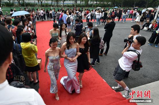 6月6日下午,，中國傳媒大學理工學部舉辦2013級畢業(yè)生紅毯秀,。當日，即將畢業(yè)的學子們盛裝出席,，走入會場,，在展示自我的同時，也分享自己在校四年收獲的友情和愛情,。圖為畢業(yè)生盛裝亮相校園“紅毯秀”,。 <a target='_blank' href='http://www.chinanews.com/' >中新網(wǎng)</a>記者 金碩 攝