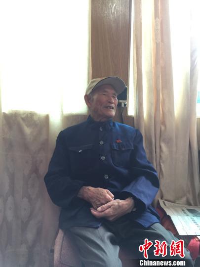 家中雖有寬敞的沙發(fā),，趙鶴陽(yáng)還是習(xí)慣坐在客廳角落的木椅上接受記者采訪 陳靜 攝