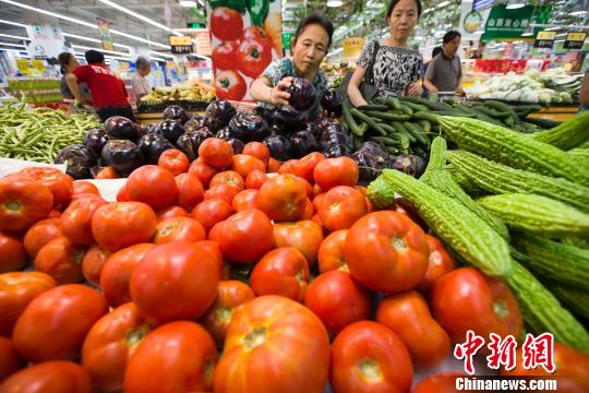 資料圖：山西太原民眾在超市選購蔬菜?！堅?攝