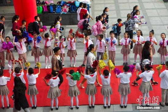 9月10日是一年一度的教師節(jié)。9月9日,，山西太原新建路小學的教師們在學生們的歡呼簇擁下像明星一樣走紅毯展風采,、秀簽名，并接受他們崇高的敬禮與祝福,。圖為孩子們夾道歡迎老師走紅毯展風采,。張云 攝