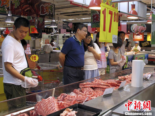 資料圖：北京市市民在超市選購豬肉,。<a target='_blank' href='http://www.chinanews.com/'>中新社</a>發(fā) 李慧思 攝