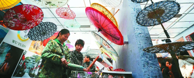 特色油紙傘工藝品展現(xiàn)婺源傳統(tǒng)文化底蘊(yùn),。 光明圖片/視覺(jué)中國(guó)