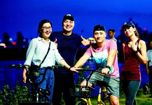 圖為東湖綠道合影,。左起,，老二陳琳、老大陳強(qiáng),、老三陳剛,、陳強(qiáng)的女友詹寧。