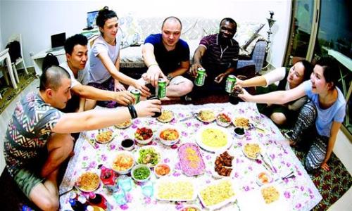 圖為陳強(qiáng)邀暑期留漢的同事來家里聚餐,。