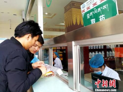 民眾在青海省藏醫(yī)院藥房取藥,?！?zhí)砀?攝
