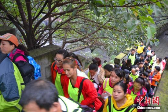 “行動(dòng)起來，向‘零’艾滋邁進(jìn),?！?0日，由重慶渝中區(qū)衛(wèi)生局主辦，渝中區(qū)疾控中心,、該轄區(qū)醫(yī)療機(jī)構(gòu)的防艾醫(yī)務(wù)人員和當(dāng)?shù)孛耖g組織“步量重慶”群?jiǎn)T合力開展了“12.1世界艾滋病日”宣傳活動(dòng),。300余名市民以徒步山城八公里老街的方式，倡導(dǎo)健康生活,，遠(yuǎn)離高危行為,，同時(shí)呼吁大眾不要歧視艾滋病感染者，共同打造一個(gè)“零”新發(fā)感染,、“零”死亡,、“零”歧視的防艾環(huán)境。唐李嬡莎 攝