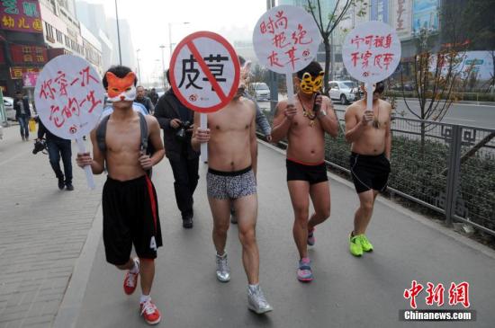 11月22日,，山西太原,，志愿者手持抗議穿著皮草的標語,，裸身在商業(yè)街行走,，呼吁保護動物,，抗議皮草交易。<a target='_blank' href='http://www.chinanews.com/'>中新社</a>發(fā) 武俊杰 攝