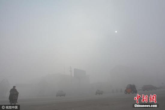 資料圖：圖為河北省邯鄲市肥鄉(xiāng)區(qū)城區(qū)被霧霾“封鎖”,。圖片來(lái)源：視覺(jué)中國(guó)