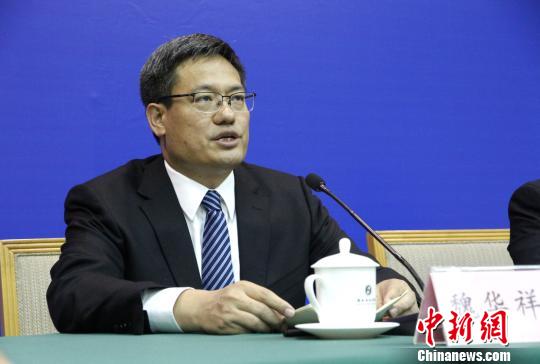 山東省政府副秘書長魏華祥在當(dāng)天的發(fā)布會上介紹相關(guān)情況,。　沙見龍 攝