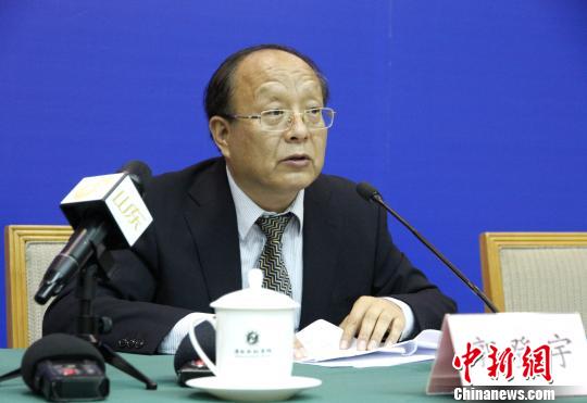 山東省發(fā)展和改革委員會副巡視員郭登宇在會上介紹該省促進新舊動能轉(zhuǎn)換的相關(guān)情況,。　沙見龍 攝
