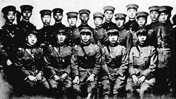1926年,，法國(guó)牟拉納航校18名中國(guó)學(xué)員留影,。前排右二為高志航,。