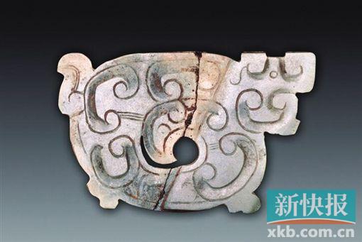 玉龍形飾 春秋 青綠色,，薄片體,。為長(zhǎng)方形，身體卷曲,，頭側(cè)視,，圓形小眼，吻部前伸,，下部似有雙足,，另一側(cè)有一彎尾。一面飾勾云紋,，中部身軀鏤空成渦形孔,，器物表面有切割痕。另一面光素?zé)o紋,。春秋時(shí)期琢玉技藝有了很大的進(jìn)步,，制出了更為精美的玉器，紋飾從平面向隱起,、從簡(jiǎn)單到繁復(fù)的方向發(fā)展,，雕刻技法采用浮雕,、鏤空與陰刻相結(jié)合。