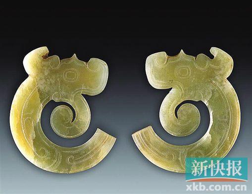 龍形玉飾 西周 河南省三門峽市上村嶺虢國(guó)墓地1662號(hào)墓出土,。玉為淺綠色，半透明,，器表有光澤,。體扁平，呈“c”字形狀,。龍首雕刻寬大,，頭上飾一長(zhǎng)角，頭頂起尖脊,，橢圓形眼,，口部大張，上唇向上勾卷,，長(zhǎng)舌呈長(zhǎng)條形向頸下勾卷,。龍軀體卷成彎勾形，尾端平齊,。龍的邊緣隨器形雕琢單陰線輪廓線,，身軀中部刻雙線勾云紋。此器造型優(yōu)美別致,，特別是龍嘴部形狀特殊,。玉質(zhì)光潤(rùn)亮澤，紋飾流暢,。