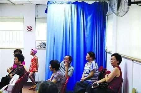 上海虹口游泳學(xué)校將房間的一角改成兒童更衣室,，既方便了家長(zhǎng)又方便了孩子們。照片來(lái)自新聞晨報(bào) 