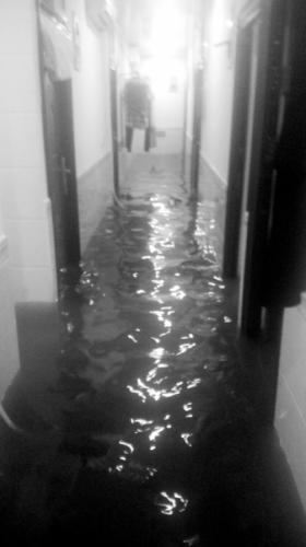 齊膝的水淹了地下室,。