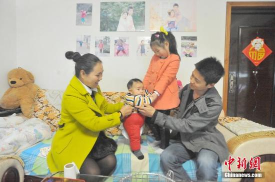 湖北宜昌“單獨(dú)二孩”家庭拍攝全家福，在鏡頭前秀幸福,。