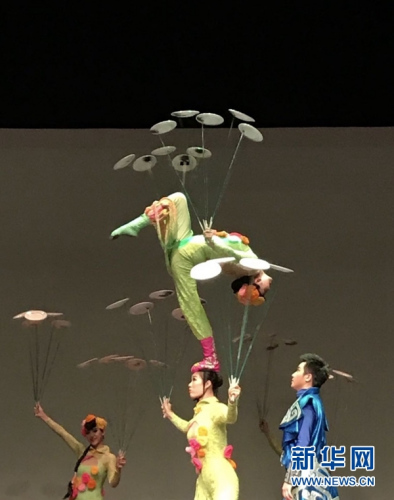 中國雜技團(tuán)演員表演雜技轉(zhuǎn)碟