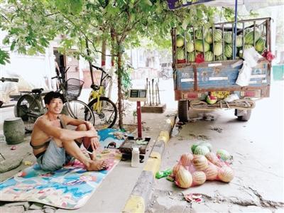 小區(qū)掛條幅歡迎瓜農(nóng)來(lái)賣(mài)瓜 物業(yè)給瓜農(nóng)端來(lái)紅燒肉