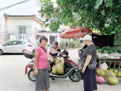小區(qū)掛條幅歡迎瓜農(nóng)來(lái)賣(mài)瓜 物業(yè)給瓜農(nóng)端來(lái)紅燒肉