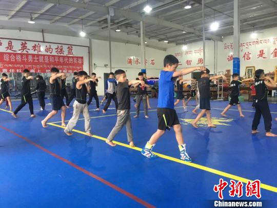 學員們學習格斗技巧,。恩波格斗俱樂部供圖,。