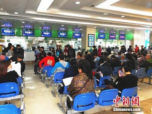 資料圖：北醫(yī)三院的發(fā)藥窗口,。<a target='_blank' href='http://www.chinanews.com/' >中新網(wǎng)</a>記者 張尼 攝