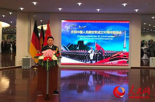 中國僑網中國駐德國大使館國防兼海、空軍武官周明少將在招待會上發(fā)表致辭,。 馮雪珺攝