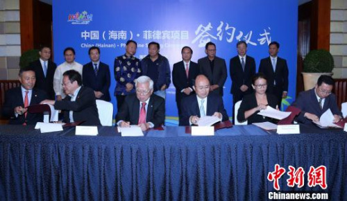 海南省委書記、省人大常委會主任劉賜貴(后左六),，21日在馬尼拉見證中國(海南)·菲律賓項目簽約儀式,，瓊菲簽署金額達2億美元的多個合作項目?！±钣⑼?攝