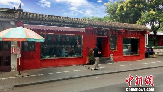 圖為整治后的酒吧街，取締了二層的露臺(tái)和露天經(jīng)營(yíng),。什剎海街道辦供圖