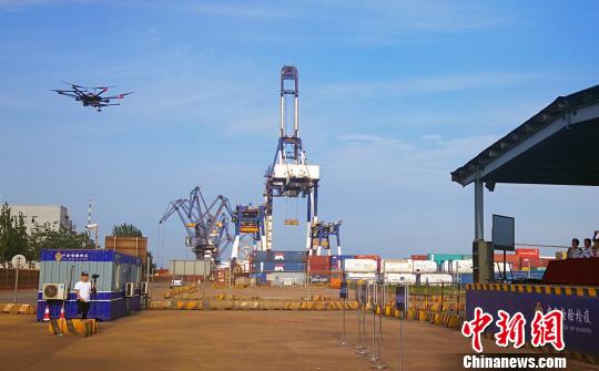 演練中首次使用了無人機(jī)放射性監(jiān)測(cè)系統(tǒng)和排爆機(jī)器人,?！⒚鹘?攝