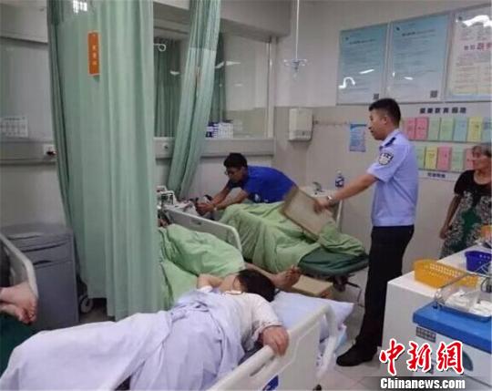 圖為：民警看望受傷者?！『问Y勇 攝