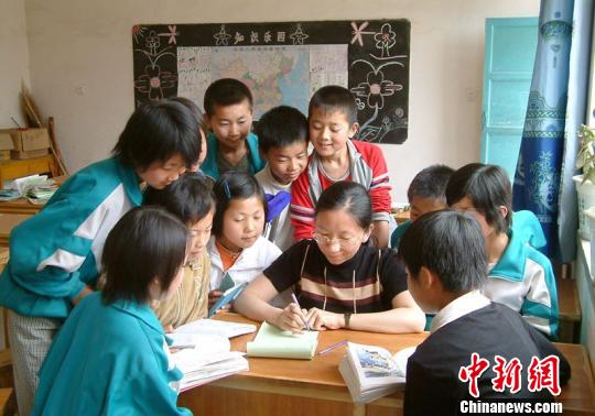 資料圖。圖為張?zhí)m萍給學(xué)生們輔導(dǎo)作業(yè),?！＄娦?攝