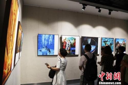 本次展覽由中共南昌市委宣傳部、南昌市文聯(lián)、江西省攝影家協(xié)會(huì)承辦,，持續(xù)至2017年8月5日,，市民可前往免費(fèi)參觀?！⒄祭?攝