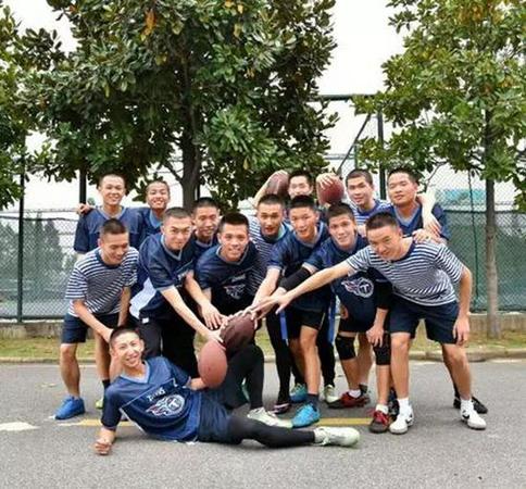 ?？招l(wèi)士王偉之子軍校畢業(yè) 已成為一名海軍軍官