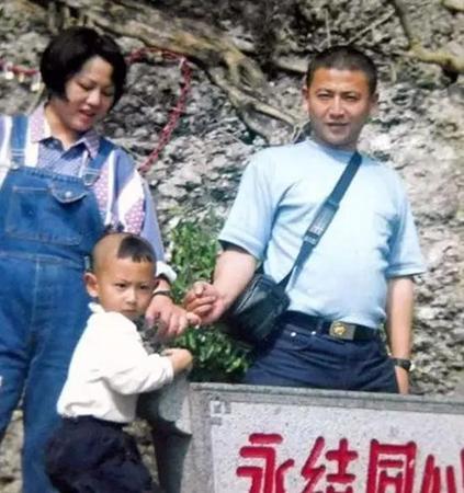 ?？招l(wèi)士王偉之子軍校畢業(yè) 已成為一名海軍軍官