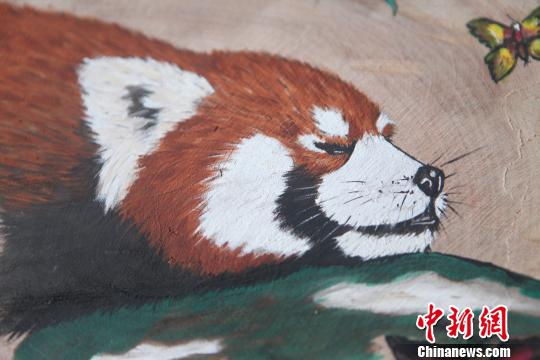 圖為珞碧邁創(chuàng)作的4副“嘟嘟”圓木板畫像?！＄娦?攝