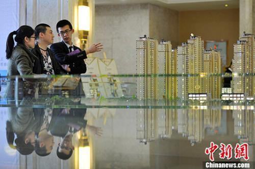 資料圖：置業(yè)顧問向民眾推薦商品房戶型,。 <a target='_blank' href='http://www.chinanews.com/'>中新社</a>記者 韋亮 攝