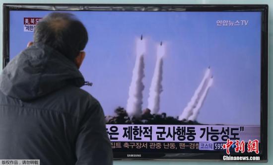 資料圖：2015年,，韓國首爾，韓國民眾在觀看朝鮮發(fā)射短程導彈的電視新聞,。