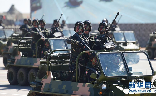 7月30日,，慶祝中國人民解放軍建軍90周年閱兵在位于內(nèi)蒙古的朱日和訓(xùn)練基地舉行,。中共中央總書記、國家主席,、中央軍委主席習(xí)近平檢閱部隊并發(fā)表重要講話,。這是特種兵方隊。新華社記者 鄧華 攝 圖片來源：新華網(wǎng)