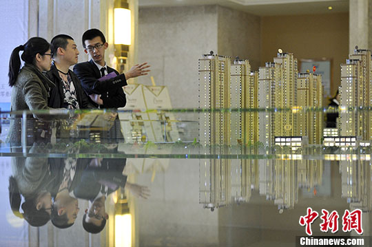 置業(yè)顧問向民眾推薦商品房戶型,。(資料圖) <a target='_blank' href='http://www.chinanews.com/'>中新社</a>記者 韋亮 攝