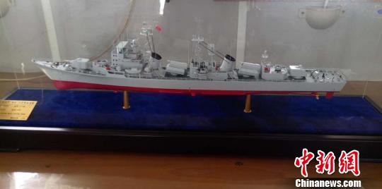 “南昌艦”艦身呈現(xiàn)海軍灰,，132米長,、12.8米寬、29.8米高,。圖為“南昌艦”船模,，7月31日攝?！⊥鮿?攝
