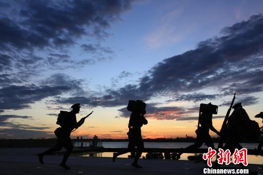 建軍雕塑廣場(chǎng)這些形態(tài)各異的雕塑,，展現(xiàn)了90年前起義軍有序地在牛行車(chē)站集結(jié)的場(chǎng)景?！∮浾?華山 攝