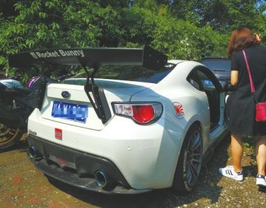 非法改裝豪車(chē)遭查扣 停車(chē)場(chǎng)里雜草覆蓋無(wú)人領(lǐng)