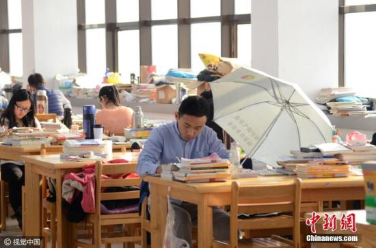 資料圖：“考研族”備戰(zhàn)2017年全國(guó)碩士研究生招生考試,。圖片來(lái)源：視覺中國(guó)