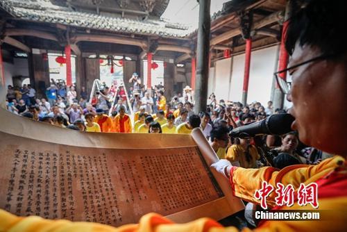 誦讀圣旨儀式現(xiàn)場(chǎng),。程海波攝