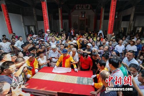 汪家橋村村民曬圣旨,，吸引許多游客參觀,。程海波攝