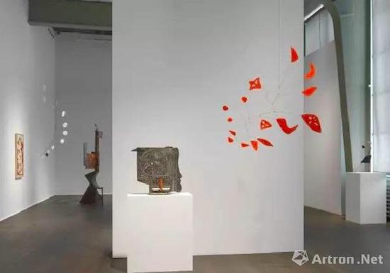 豪瑟沃斯蘇黎世展覽‘亞歷山大·考爾德 / 大衛(wèi)·史密斯’（Alexander Calder / David Smith）現(xiàn)場圖。? 考爾德基金會,，紐約 / 2017 ProLitteris,，蘇黎世，大衛(wèi)·史密斯藝術(shù)資產(chǎn),，圖片：大衛(wèi)·史密斯藝術(shù)資產(chǎn),，考爾德基金會,，豪瑟沃斯